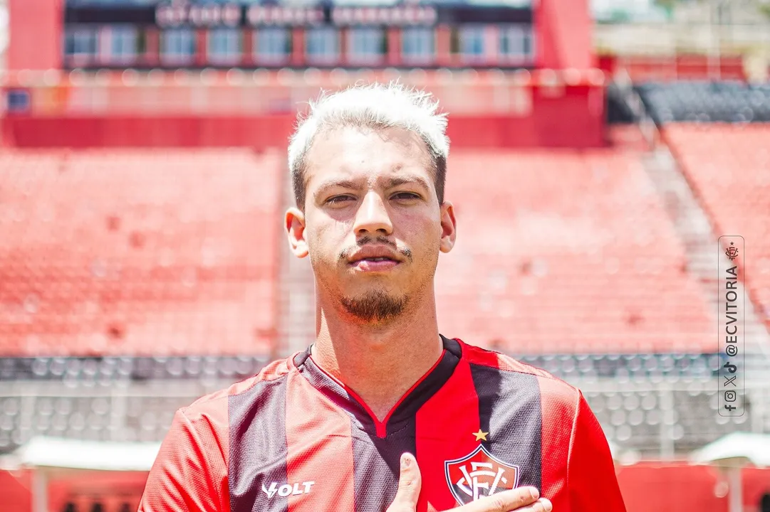 Zé Marcos posa com a camisa do Vitória no Barradão