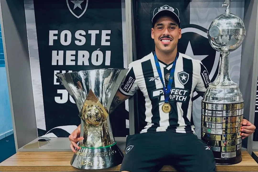 Lucas Halter com a taça da Libertadores e do Brasileirão