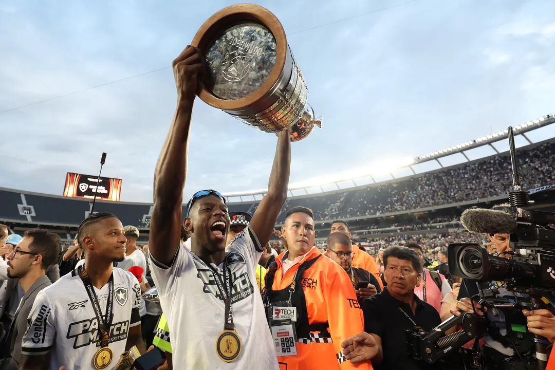 Luiz Henrique com a taça da Libertadores