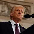 Helicóptero militar que colidiu com avião voava alto demais, diz Trump imagem