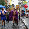 Vídeo: foliões usam leques ‘mágicos’ para afastar toró no Pelourinho imagem