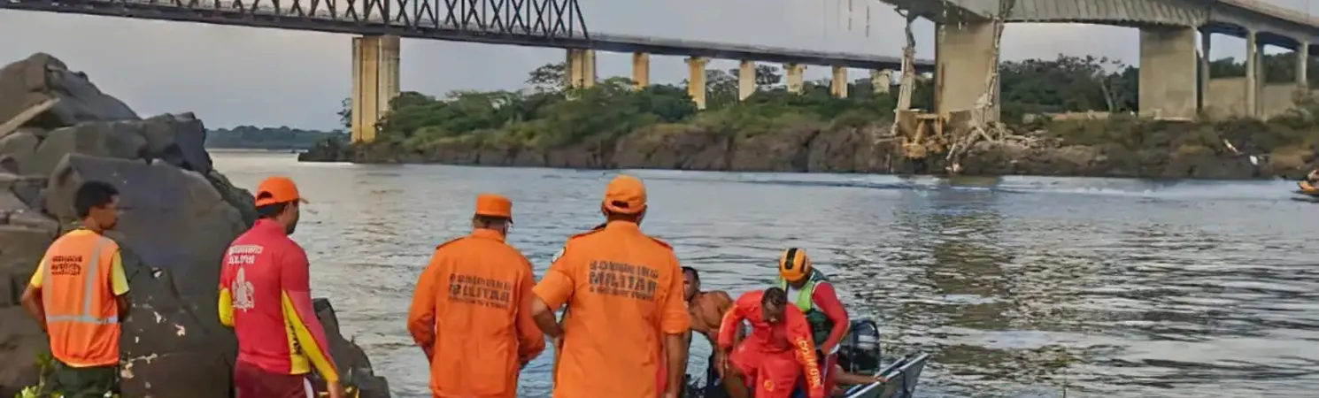 Uma das carretas que caiu estava carregada de ácido sulfúrico