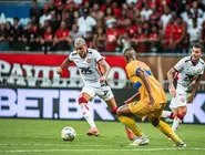 Lucas Halter com a taça da Libertadores e do Brasileirão