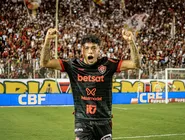 Thiago Carpini orienta a equipe durante treinamento no Barradão