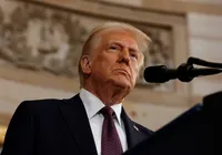 Helicóptero militar que colidiu com avião voava alto demais, diz Trump imagem