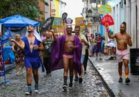 Vídeo: foliões usam leques ‘mágicos’ para afastar toró no Pelourinho