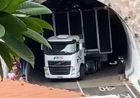 Vídeo: trio elétrico fica preso em saída de túnel em Salvador imagem