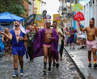 Vídeo: foliões usam leques ‘mágicos’ para afastar toró no Pelourinho