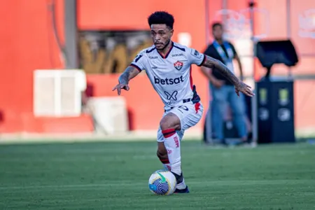 Matheuzinho em ação com a camisa do Vitória