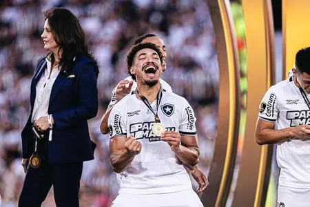 Adryelson celebrando título da Libertadores com o Botafogo