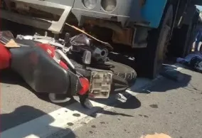 Imagem ilustrativa da imagem Motociclista perde o braço e morre após batida com caminhão na RMS