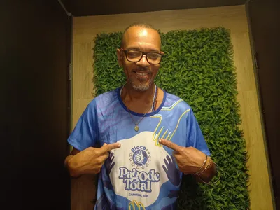 Juraci Santos, vocalista da banda Samba Trator