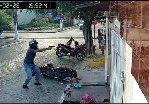 Criança fica "esquecida" na calçada durante tiroteio