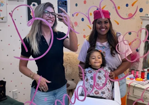 Momento que Liz chega ao espaço kids para fazer o corte de cabelo