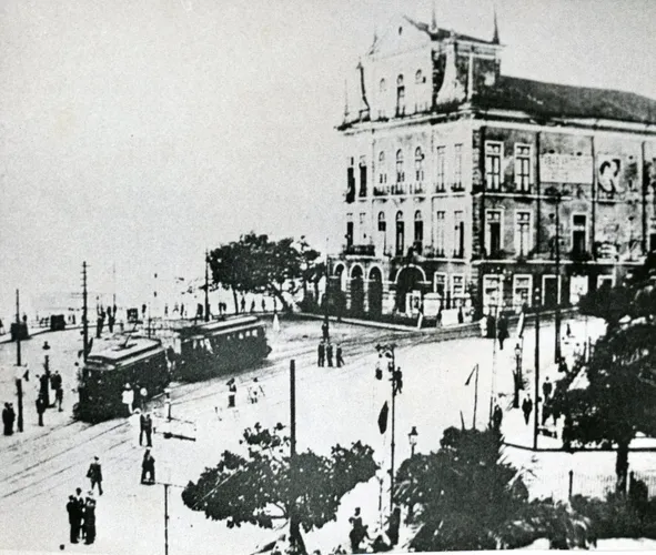 Teatro São João, na Praça da Sé, onde ocorriam serões com leitura de folhetins no começo do século XX