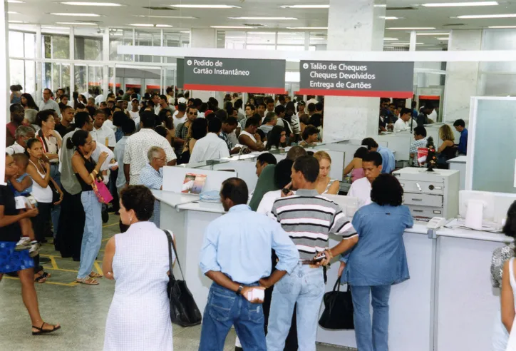 Longas filas nos bancos em Salvador. Clientes buscaram atendimento na primeira segunda-feira do ano 2000, após a ameaça do Bug do Milênio não ter se concretizado