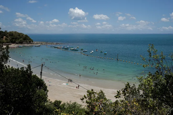 Imagem ilustrativa da imagem Praia das Neves na Ilha de Maré é opção de passeio durante o Verão