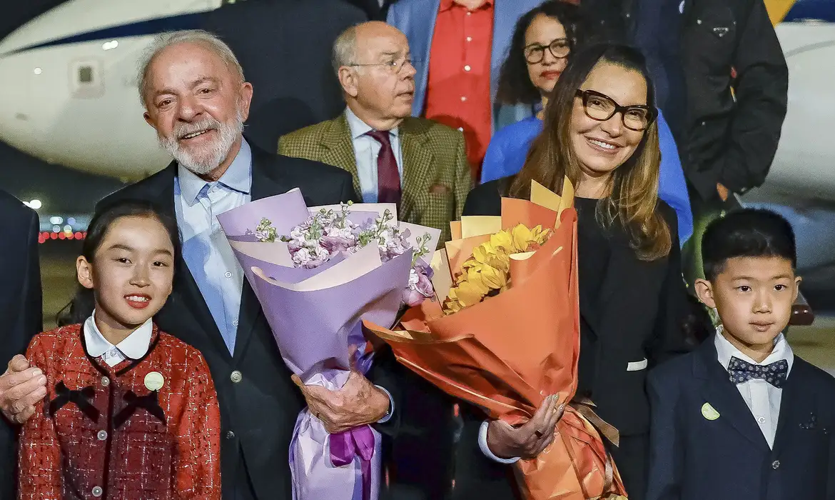 Lula e Janja ao desembarcarem na China