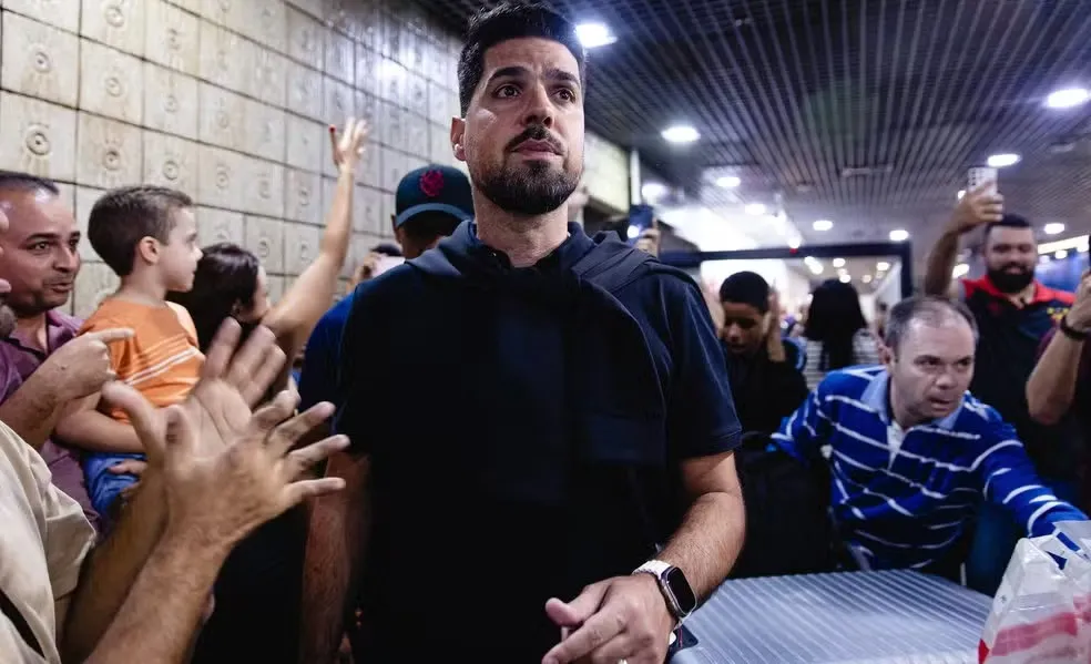 António Oliveira durante chegada no Aeroporto do Recife