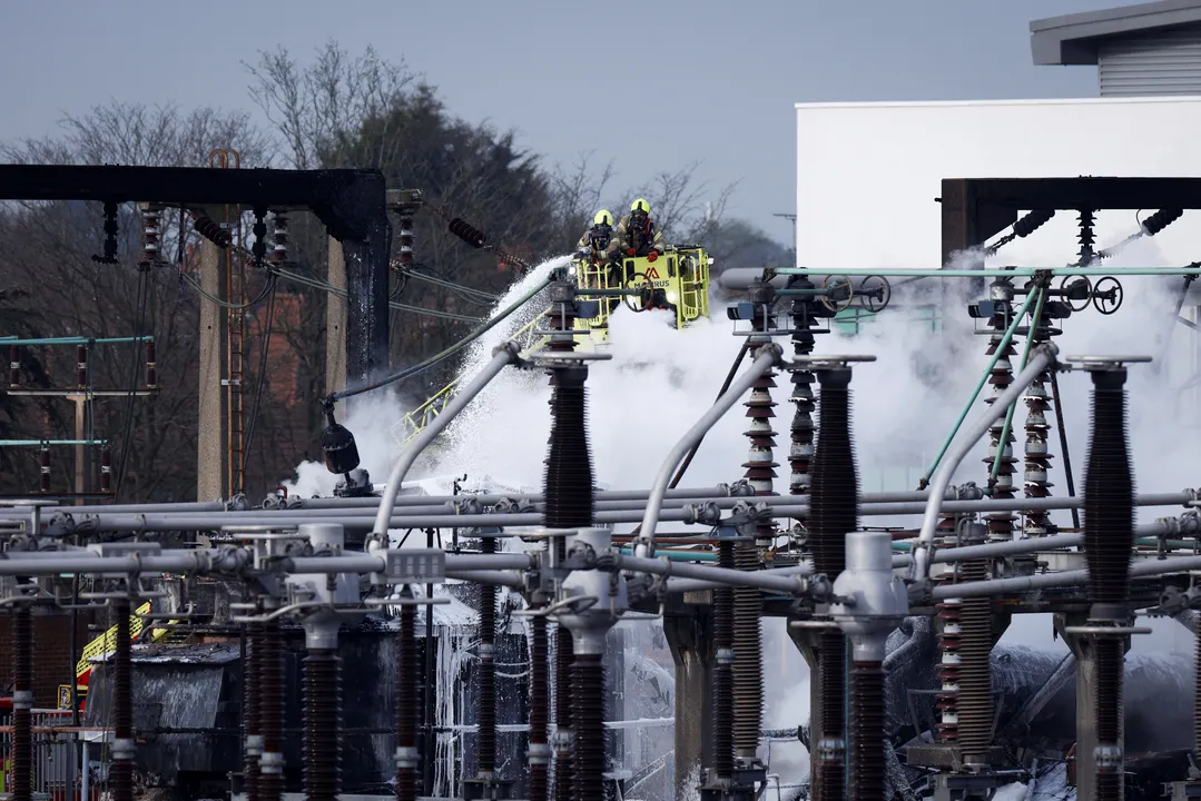 Bombeiros apagam as chamas de um incêndio que ocorreu em uma subestação que abastece o Aeroporto de Heathrow, em Hayes