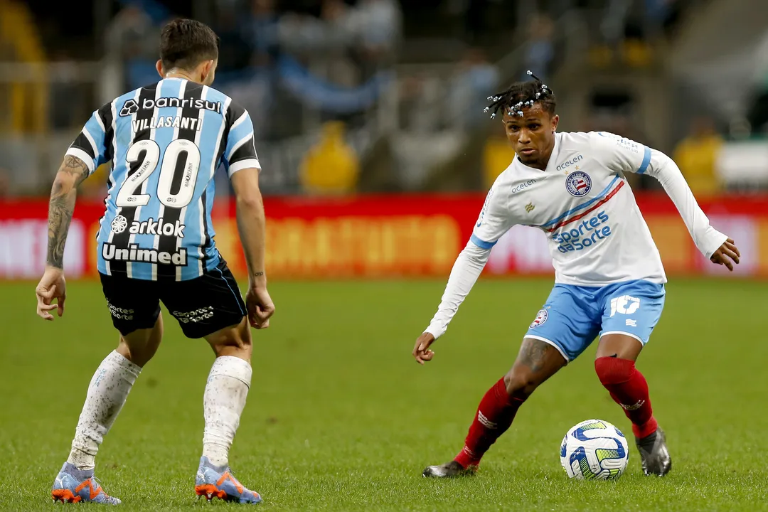 Kayky sendo marcado por Villasanti durante confronto entre Grêmio e Bahia pela Copa do Brasil 2023