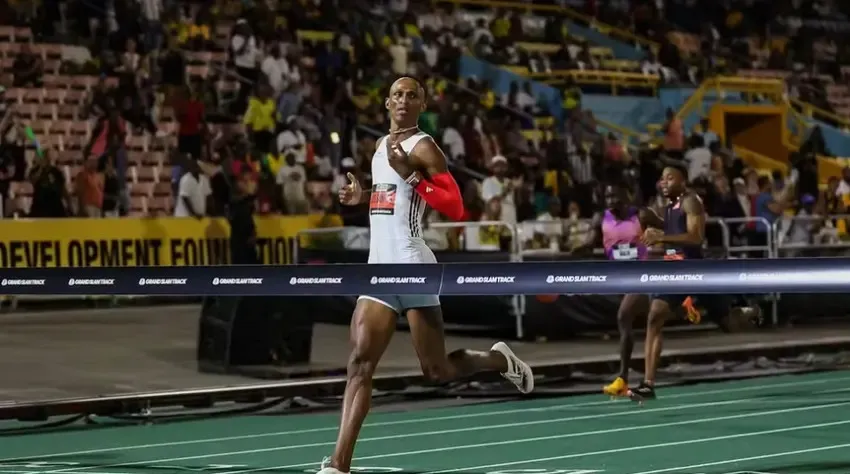 Alison dos Santos durante a conquista do ouro no Grand Slam Track de Miami