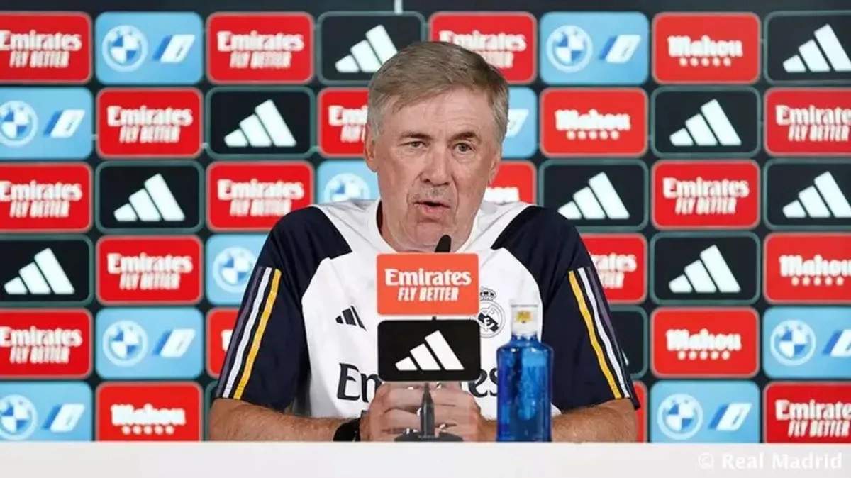 O técnico italiano Carlo Ancelotti em entrevista coletiva na sala de conferências do Real Madrid