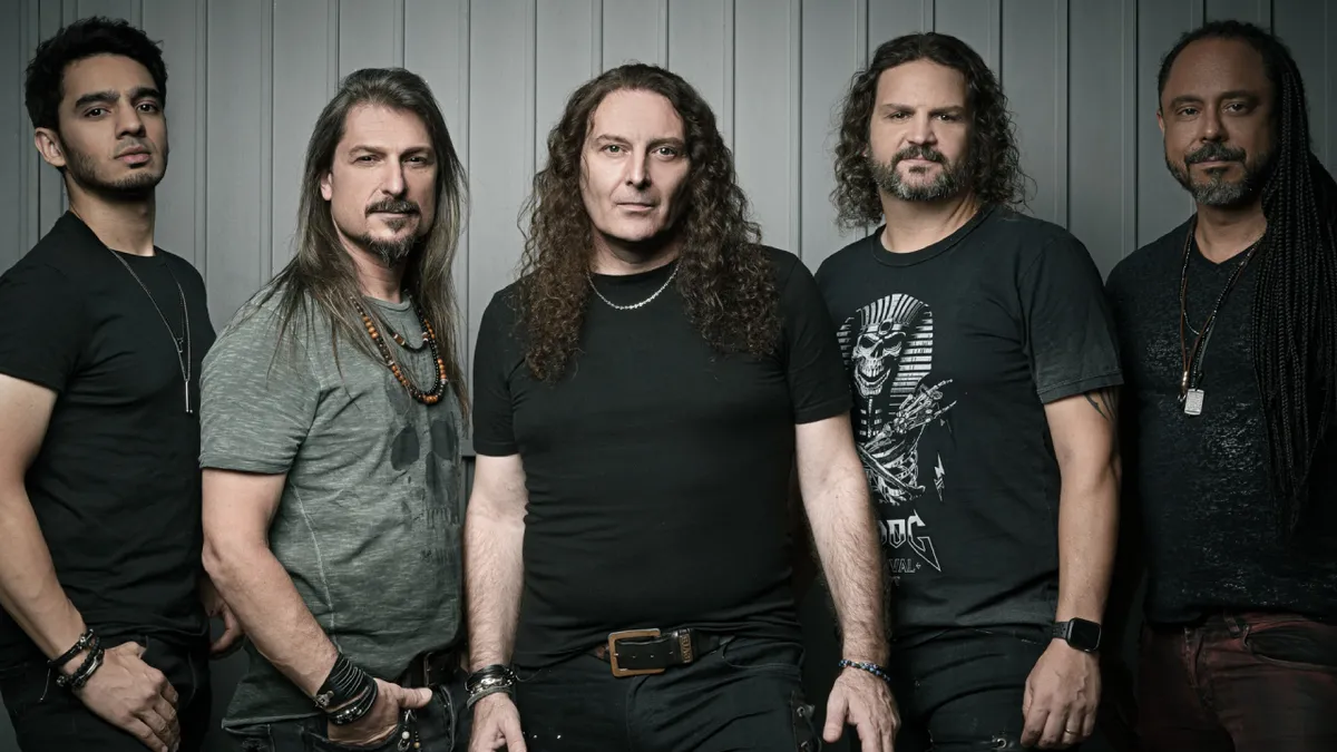 Angra faz show de turnê comemorativa em Salvador