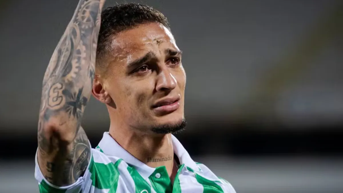 Antony se emociona com vitória na semifinal da Conference League