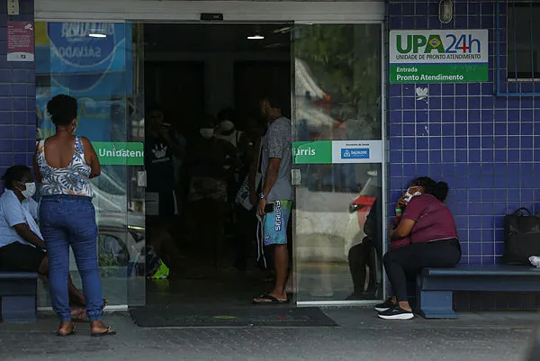 Pacientes esperando por atendimento na UPA de Salvador