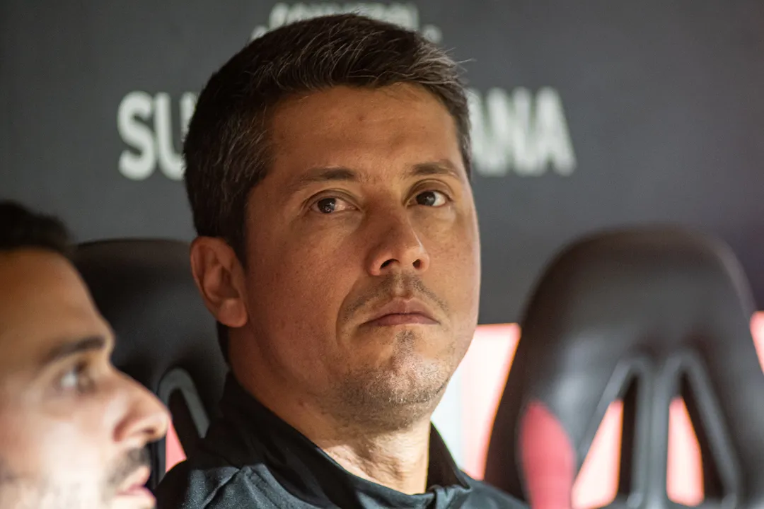 Thiago Carpini no banco de reservas durante a partida contra o Defensa y Justicia