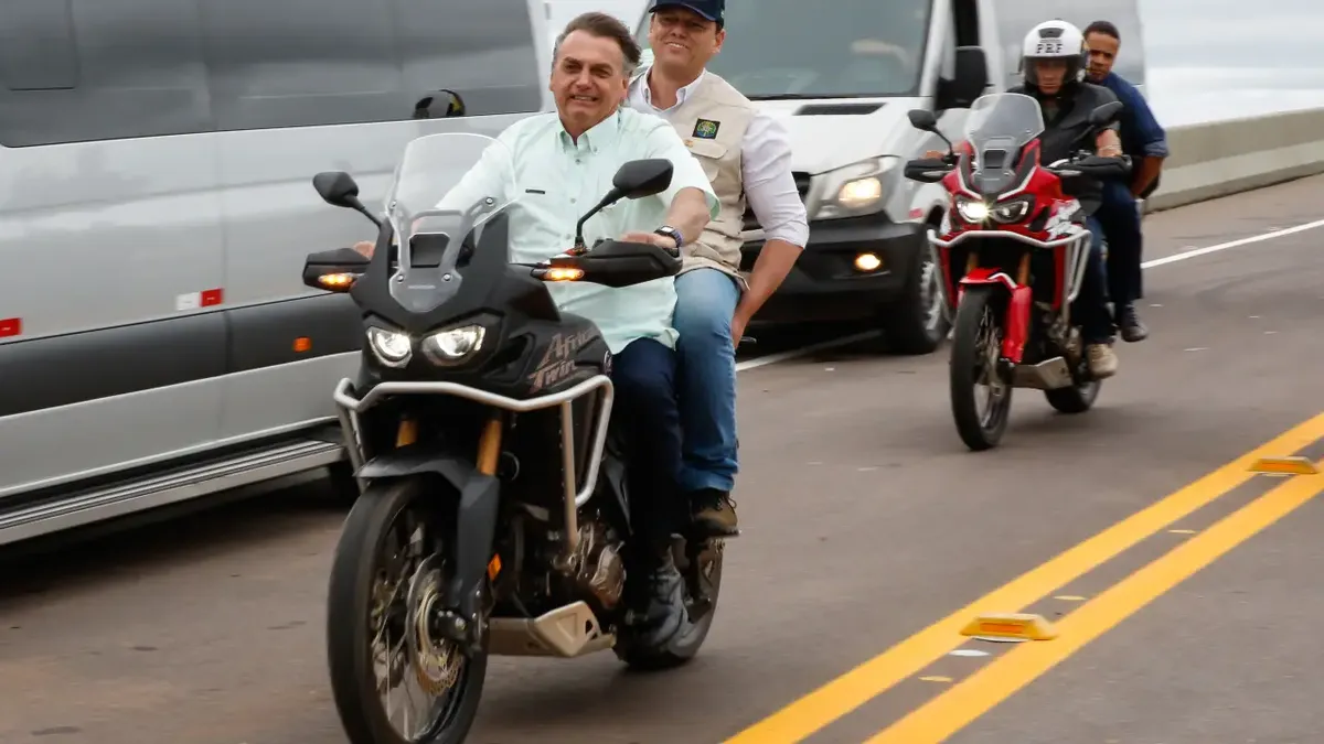 Bolsonaro sem capacete em motociata ao lado do ex-ministro da Infraestrutura, Tarcísio de Freitas