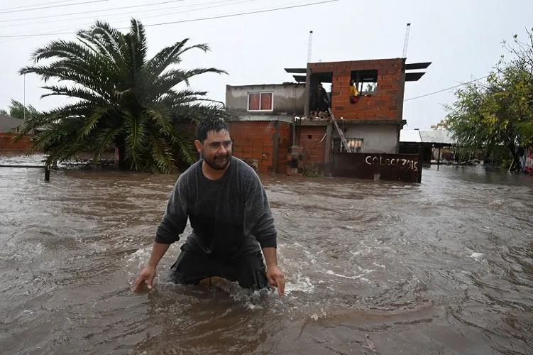 Fortes chuvas provocaram alagamentos e inundações em vários municípios do norte da província, como Zárate e Campana