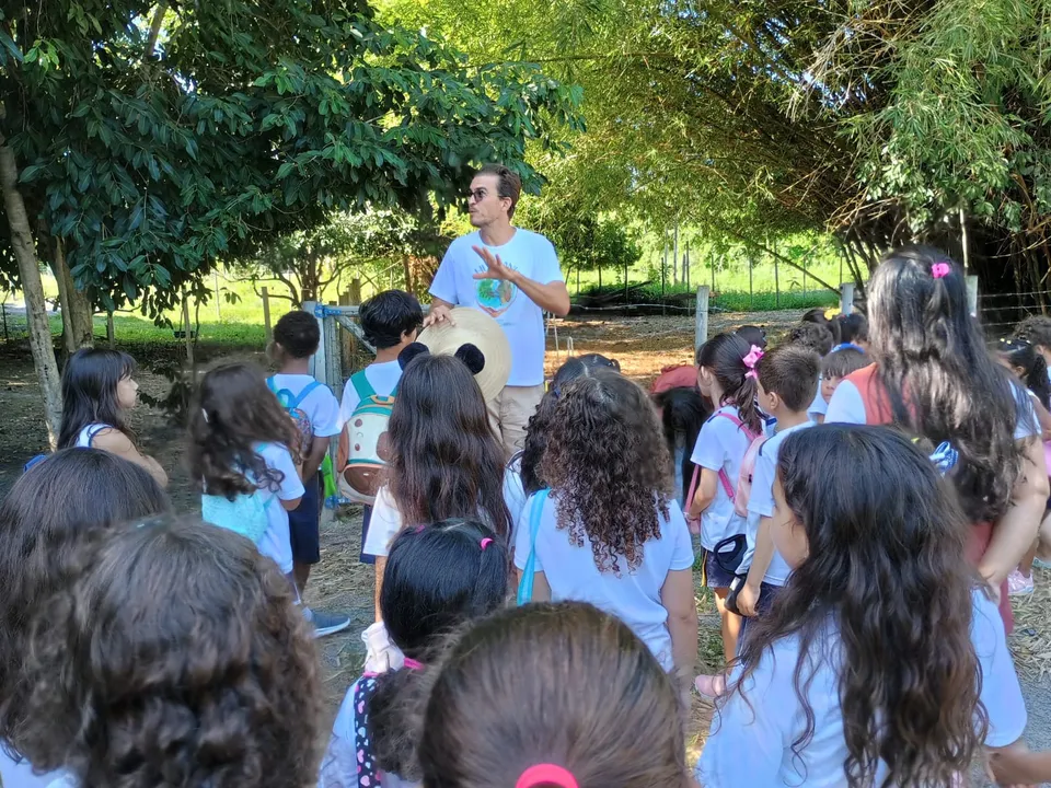 Francisco Athayde comanda um 'tour' pelo parque Pequeno Mundo Verde durante visita de uma escola