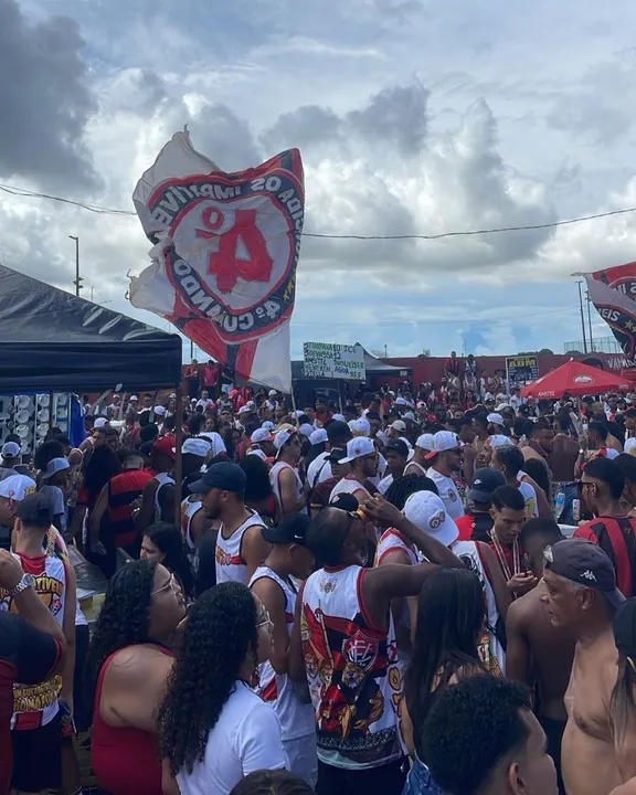 Torcida do Vitória lota o estacionamento do Barradão na resenha pré-clássico