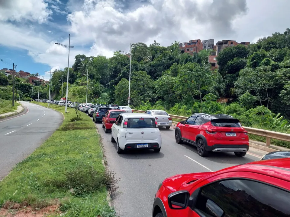 Trânsito na Via Expressa Paralela-Barradão é intenso sentido estádio