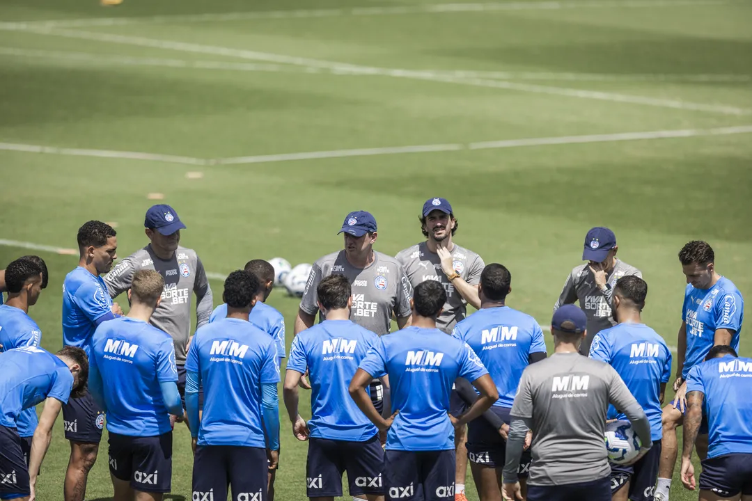 Rogério Ceni e comissão técnica reunida com elenco do Bahia