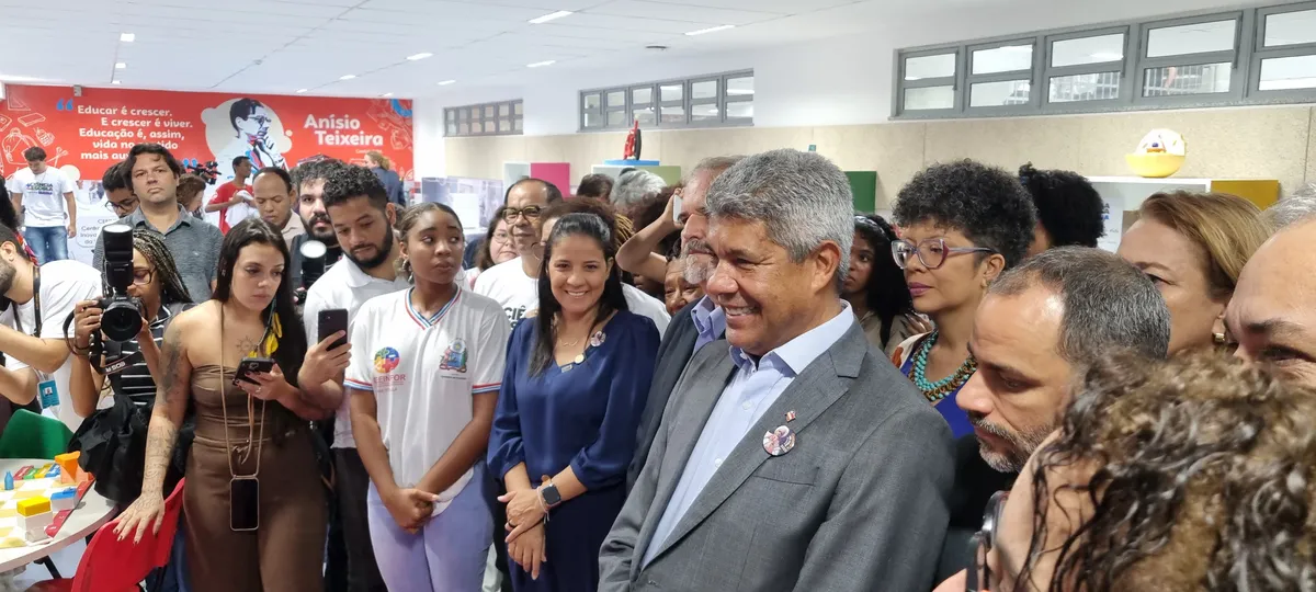 Rowenna Brito ao lado do governador Jerônimo Rodrigues e estudantes