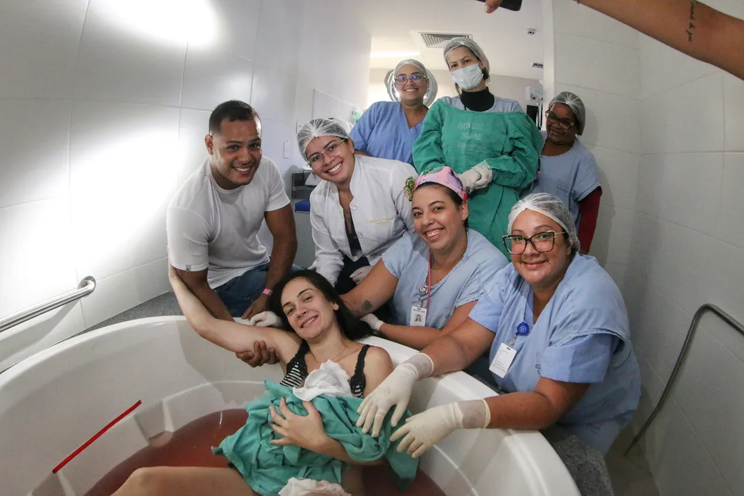 Rebeca Alves em parto na banheira na Maternidade de Camaçari