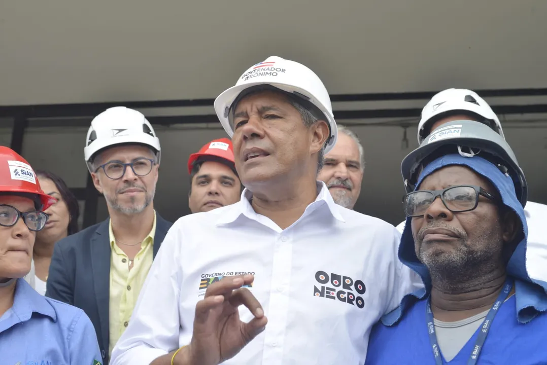 Governador respondeu a perguntas da imprensa após visita às obras do novo TCA