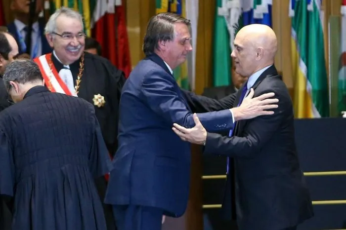 Presidente Jair Bolsonaro cumprimentando o ministro do STF, Alexandre de Moraes