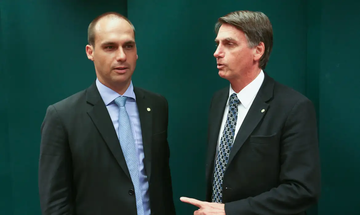 Ex-presidente Jair Bolsonaro (PL) e o seu filho, Eduardo (PL-SP)