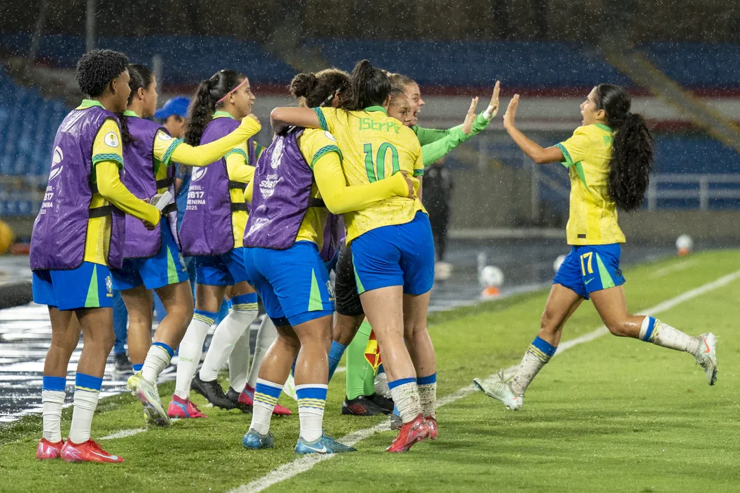 Time Sub-17 feminino do Brasil celebra a goleada diante do Peru