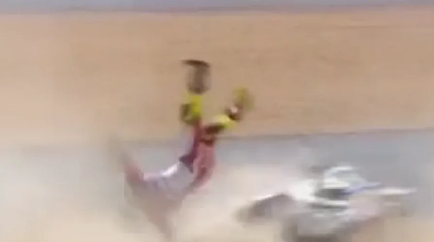 Eric granado é atropelado por outra moto logo após queda no