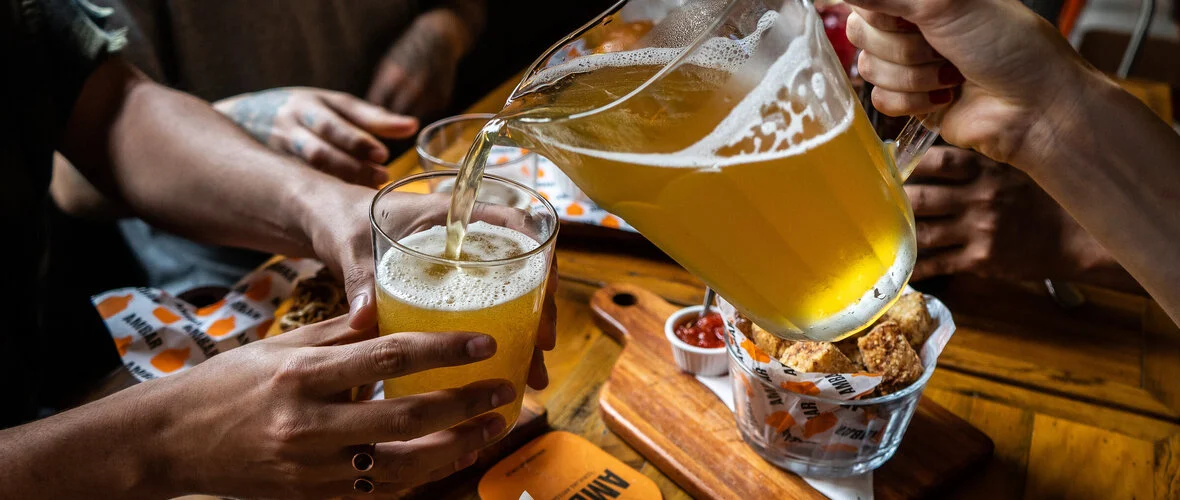Mais da metade dos consumidores de bebida alcoolica alegam ter reduzido o consumo.