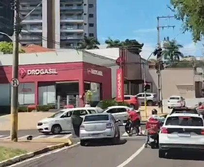 Toda ação foi gravada por outro motorista