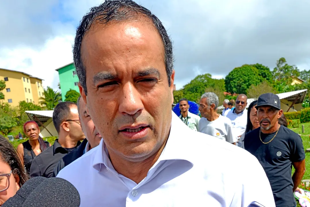 Bruno Reis durante enterro de Divaldo Franco