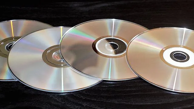 Além de evitar o descarte inadequado, a reutilização de CDs colabora com a sustentabilidade e estimula a criatividade