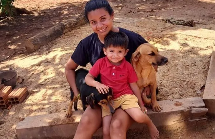 Sabrina dos Santos, de 24 anos, o filho, e os "cães heróis"