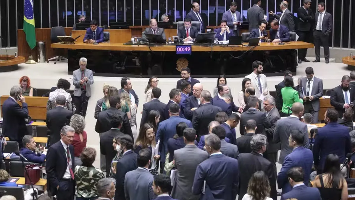 Projeto de lei aumenta em 18 o número de parlamentares